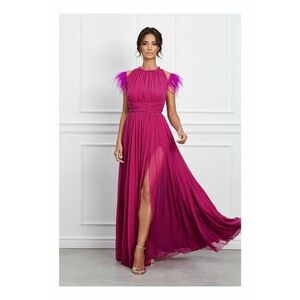 Rochie DY Fashion lunga magenta din tull cu pene la umeri imagine
