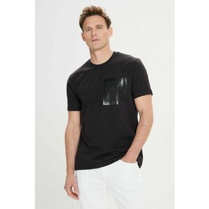 Tricou cu imprimeu si decolteu la baza gatului imagine