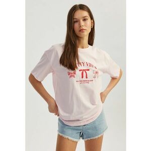 Tricou cu decolteu la baza gatului si imprimeu imagine