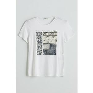 Tricou cu decolteu la baza gatului si imprimeu imagine