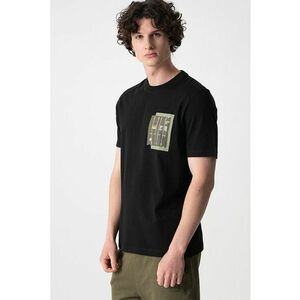 Tricou cu decolteu la baza gatului si imprimeu grafic pe piept imagine