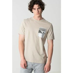Tricou cu decolteu la baza gatului si imprimeu grafic pe piept imagine