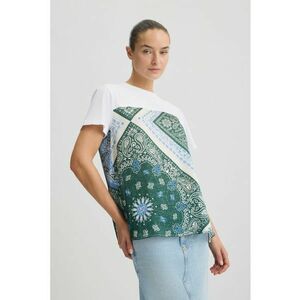 Tricou cu decolteu la baza gatului si model imagine