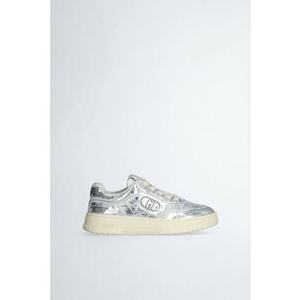 Pantofi sport cu aspect deteriorat imagine