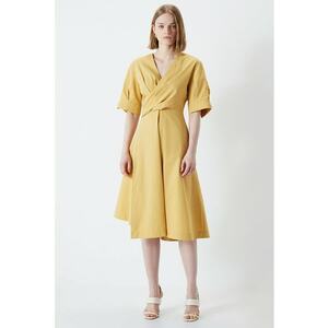 Rochie cu decolteu in v si aspect petrecut imagine