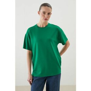 Tricou lejer cu decolteu la baza gatului imagine