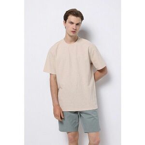 Tricou lejer cu decolteu la baza gatului si model uni imagine
