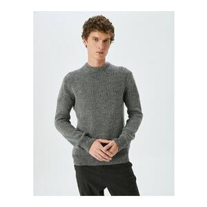 Pulover slim fit cu decolteu la baza gatului imagine