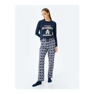 Pijama lunga cu model in carouri si imprimeu text imagine