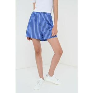Pantaloni scurti cu dungi si talie inalta imagine