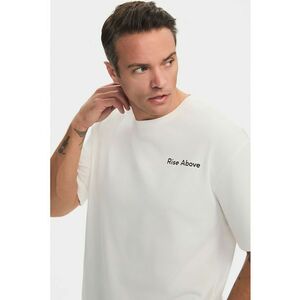 Tricou cu decolteu la baza gatului si imprimeu pe piept imagine