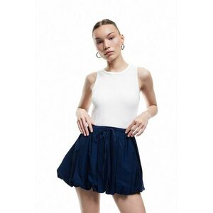 Top crop cu decolteu rotund imagine