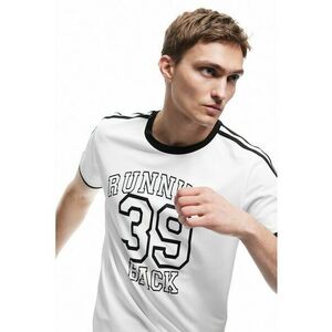 Tricou cu decolteu la baza gatului si imprimeu text imagine