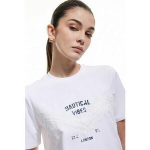 Tricou cu decolteu la baza gatului si aplicatie din dantela imagine