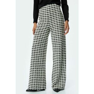 Pantaloni cu croiala ampla si model imagine