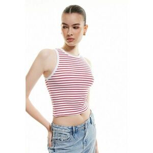 Top crop cu model in dungi imagine