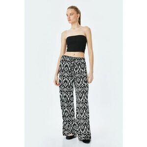 Pantaloni cu croiala ampla si model imagine