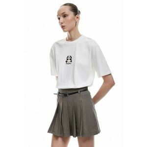 Tricou cu decolteu la baza gatului si detaliu brodat imagine