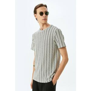 Tricou cu decolteu la baza gatului si dungi imagine