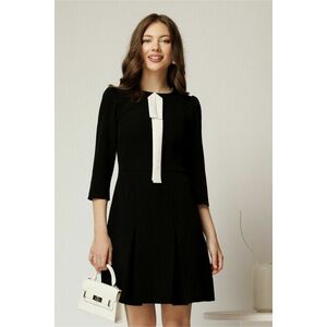 Rochie neagra scurta din stofa cu esarfa alba la decolteu imagine