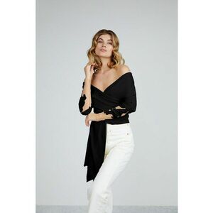 Bluza cu decolteu pe umeri si model petrecut imagine