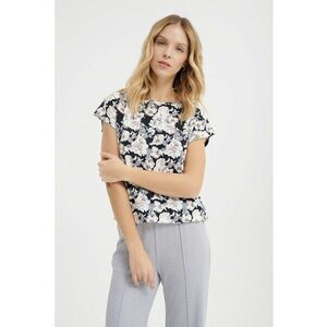 Tricou cu decolteu la baza gatului si imprimeu imagine