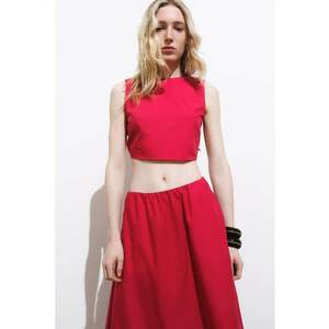 Top crop cu nod pe partea din spate imagine