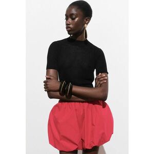 Tricou crop tricotat fin cu croiala cambrata imagine