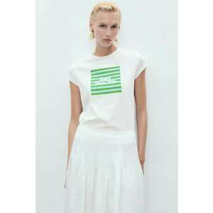 Tricou cu imprimeu si decolteu la baza gatului imagine