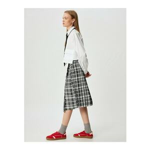 Fusta midi cu croiala petrecuta si model in carouri imagine