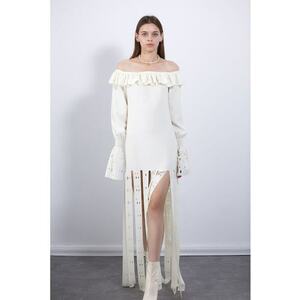 Rochie cu decolteu pe umeri si franjuri supradimensionate imagine