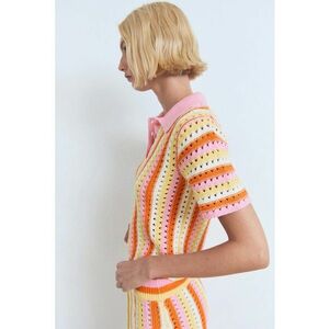 Pulover cu decolteu la baza gatului si model cu perforatii imagine