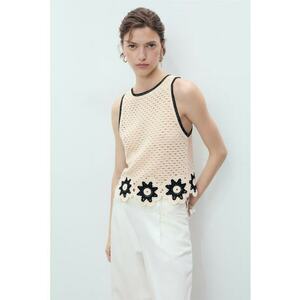 Top crosetat cu model floral imagine