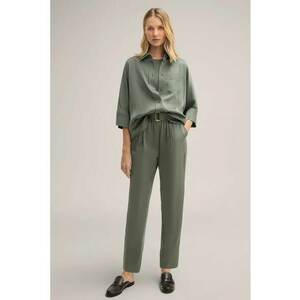 -Pantaloni satinați cu curea în talie imagine