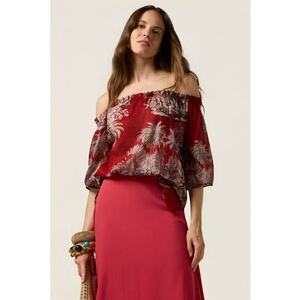 Bluza lejera cu model floral si decolteu pe umeri imagine