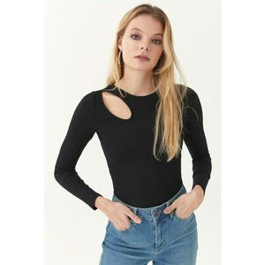 Pulover cu decupaj imagine