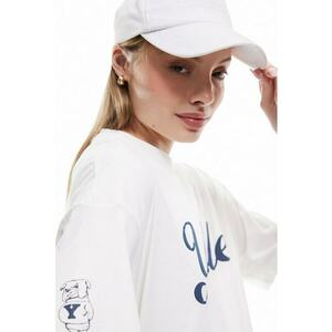 Tricou cu decolteu la baza gatului si imprimeu text imagine