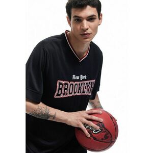 Tricou cu decolteu in V si imprimeu contrastant imagine