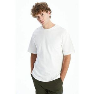 Tricou lejer cu decolteu la baza gatului imagine