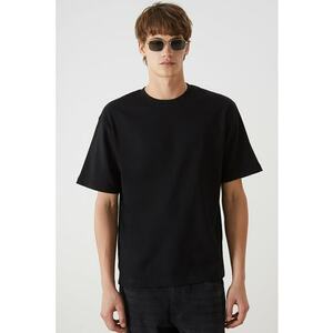 Tricou lejer cu decolteu la baza gatului imagine