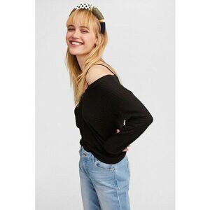 Pulover lejer cu decupaje pe umeri imagine