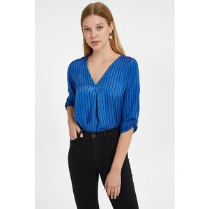 Bluza cu decolteu in V - model in dungi si maneci trei sferturi imagine