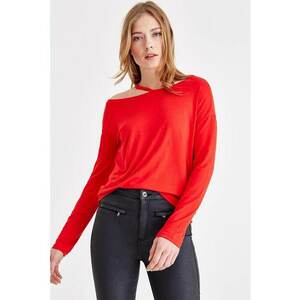 Bluza cu decolteu pe un umar si decupaj imagine