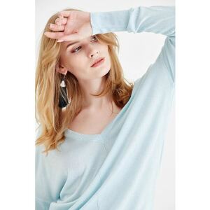 Pulover lejer cu decolteu in V imagine