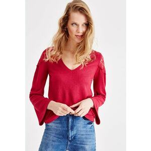 Bluza cu decolteu in V - maneci evazate si detalii brodate imagine