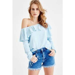 Bluza cu decolteu pe un umar si volane imagine