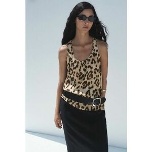 Top cu decolteu rotund si animal print - Negru - Galben pal - imagine