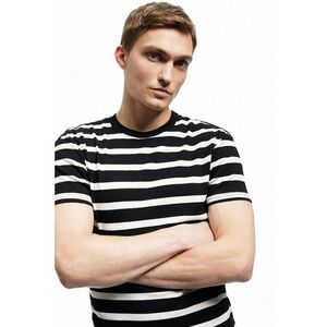 Tricou cu decolteu la baza gatului imagine