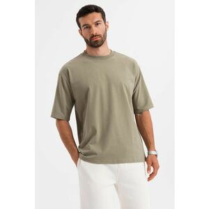 Tricou lejer cu decolteu la baza gatului imagine