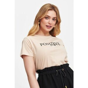 Tricou cu imprimeu text si decolteu la baza gatului imagine